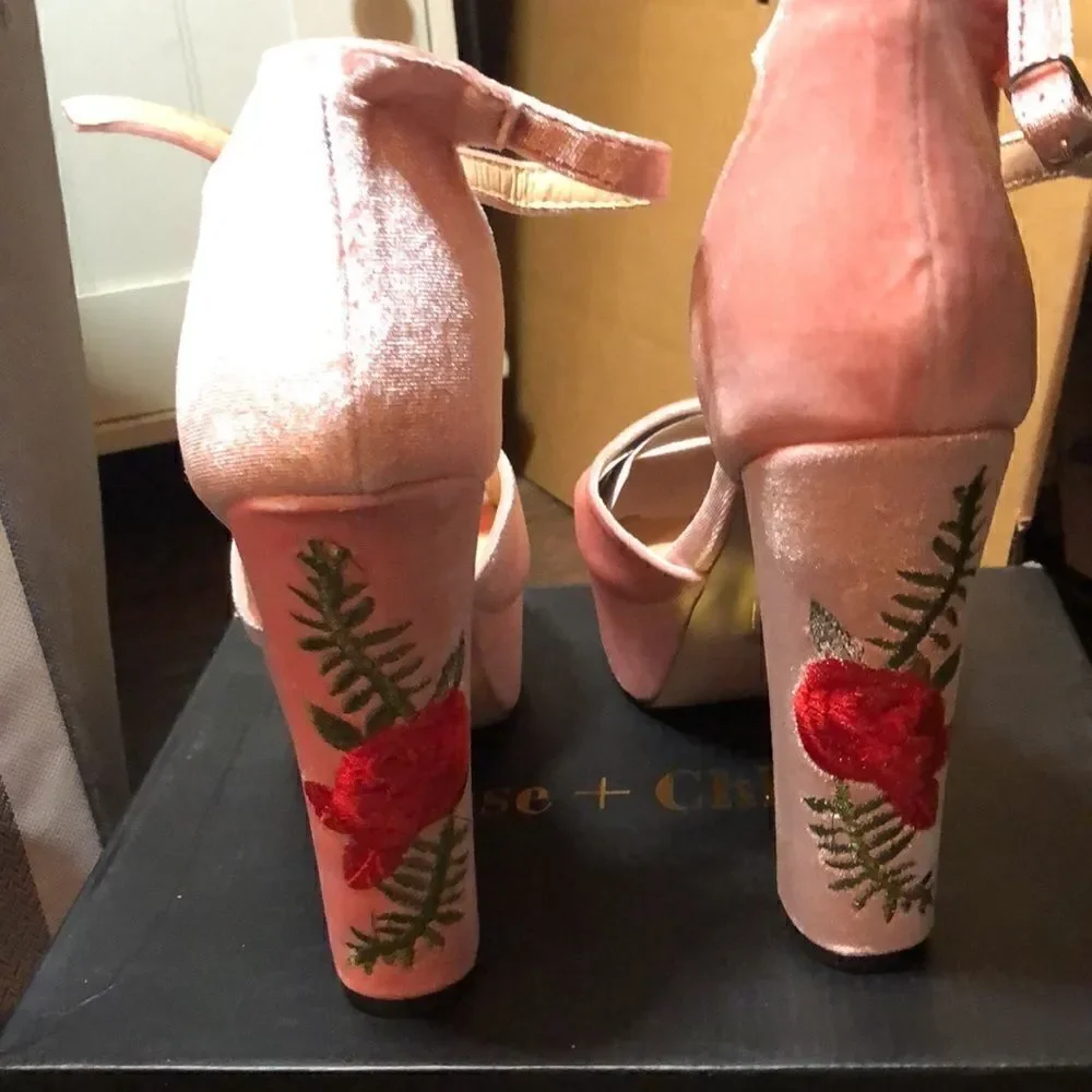 NWT Vintage Chase +Chloe Pink Velvet Cairo strap Heels . Gorgeous!5” block heel